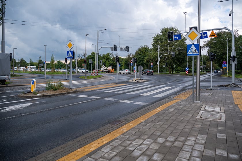 Skrzyżowanie alei Wielkiej Wyspy z ulicą Mickiewicza i aleją Paderewskiego